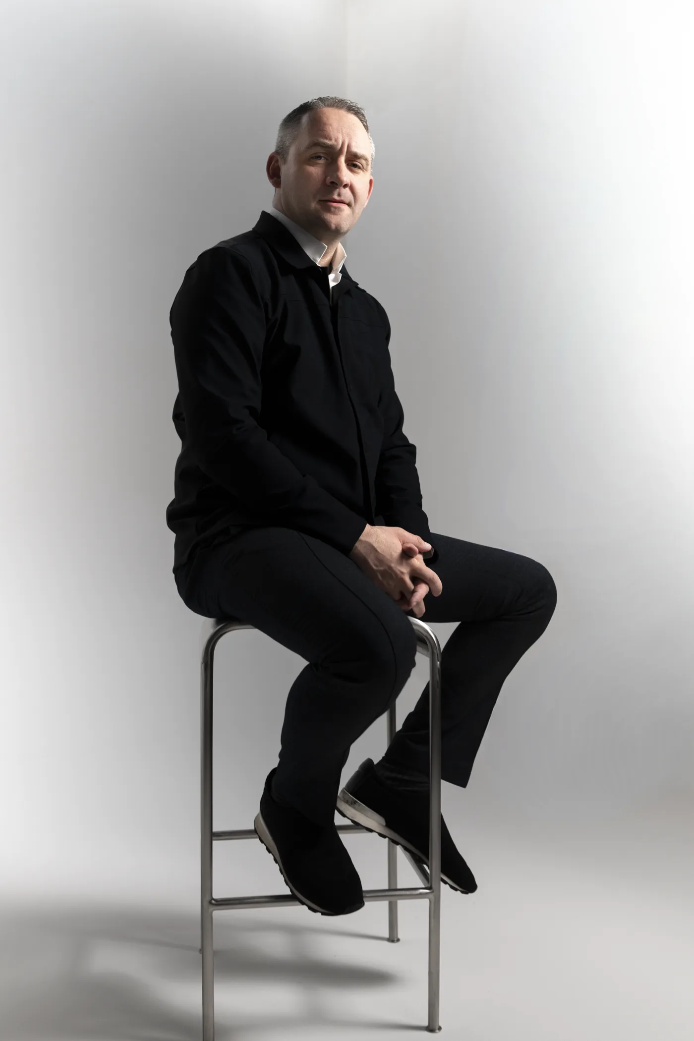 Portrait réalisé en studio sur fond neutre