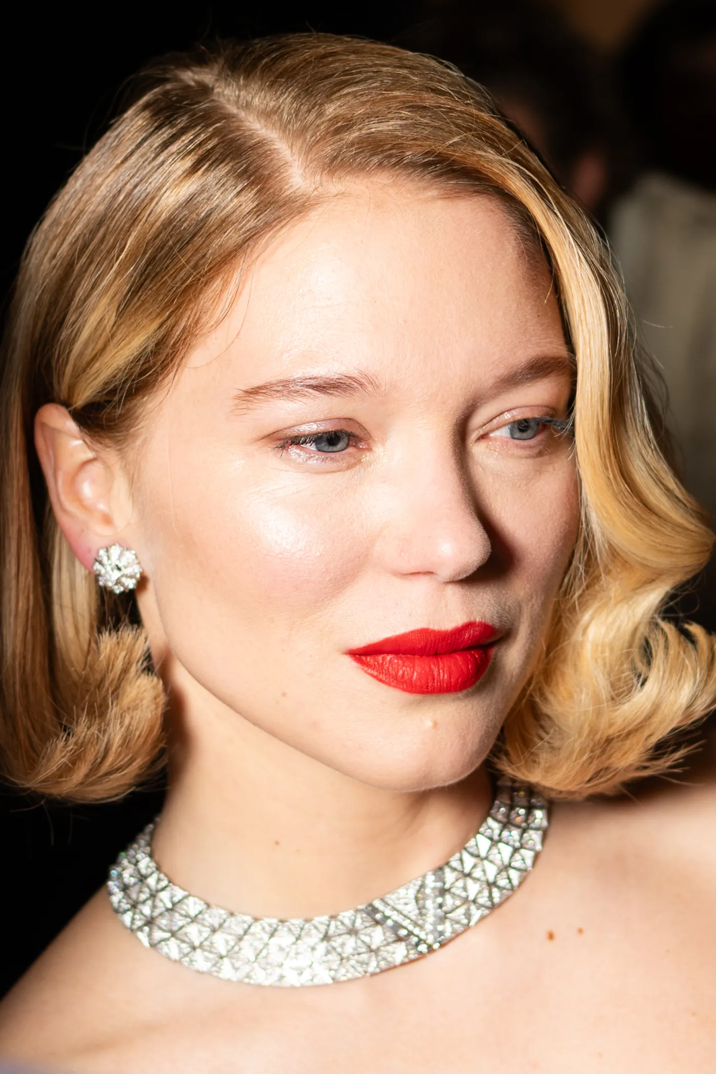Portrait glamour sur tapis rouge, rouge à lèvres et parure de diamants