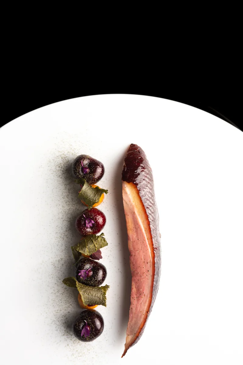 Filet rôti rosé et perles glacées, dressage épuré sur assiette blanche
