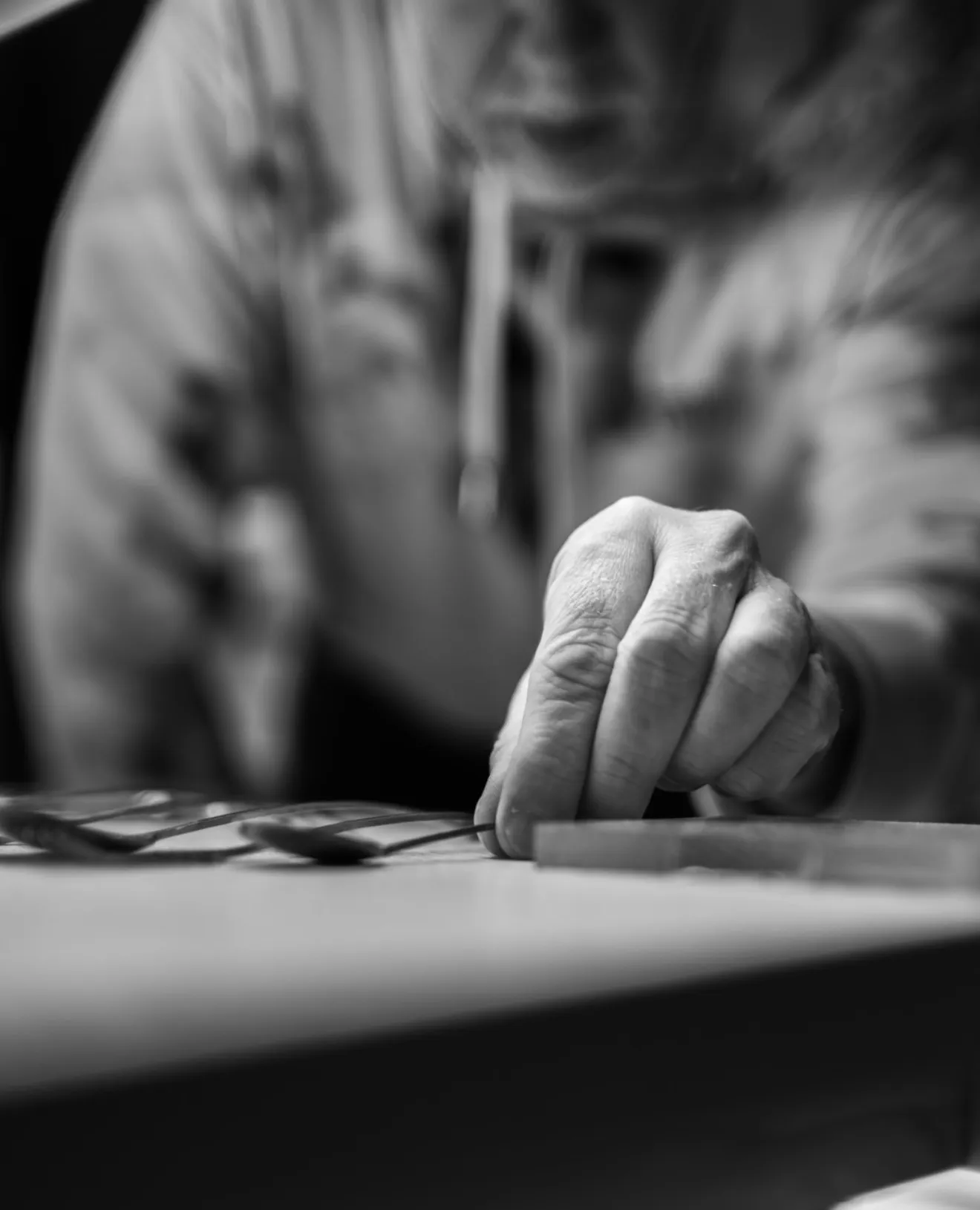 Gros plan noir et blanc sur les mains d'un artisan au travail