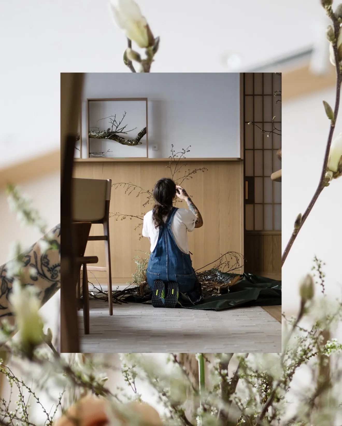 Composition florale japonisante dans un intérieur en bois clair