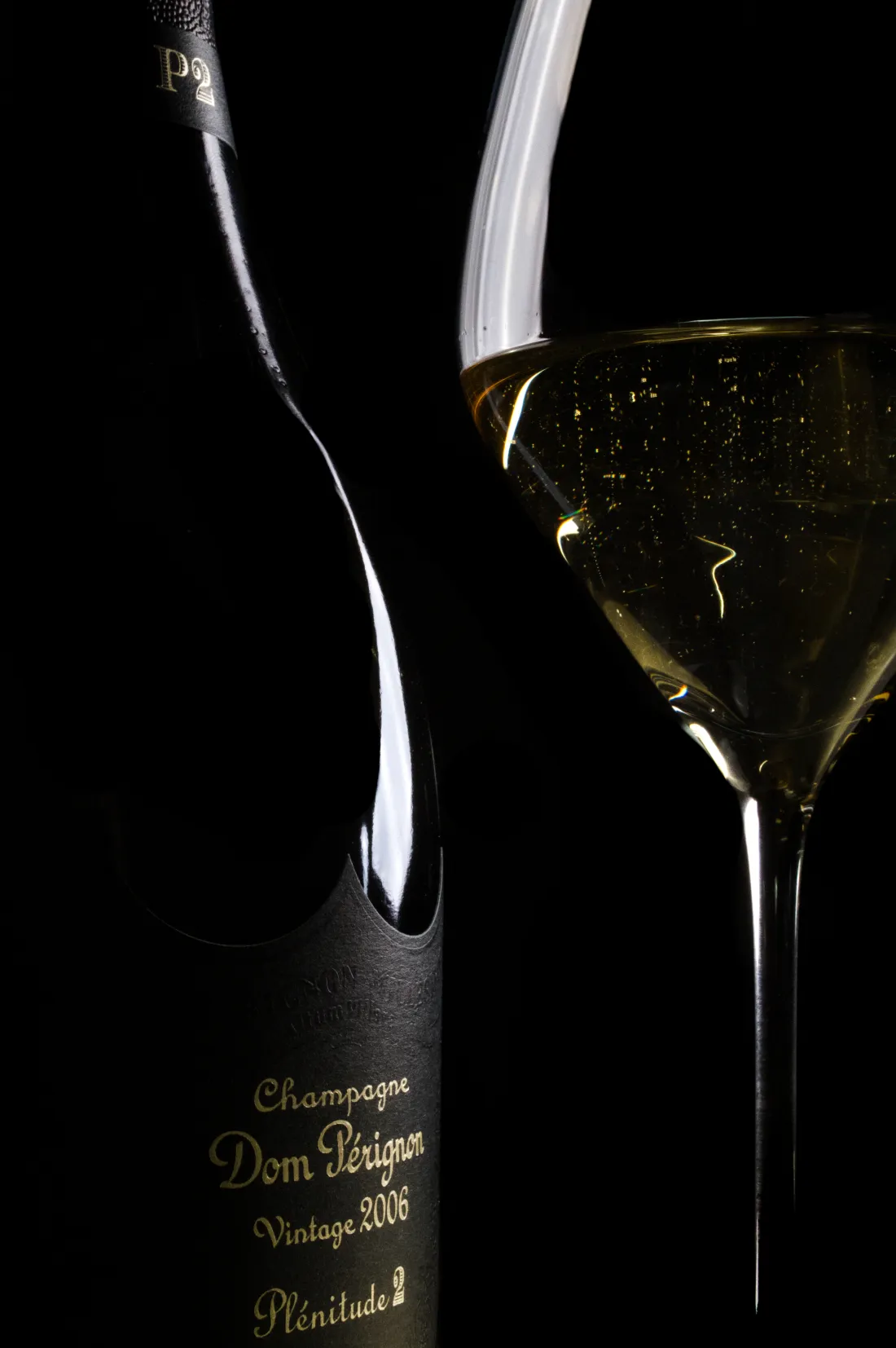 Bouteille de champagne et flûte en lumière contrastée