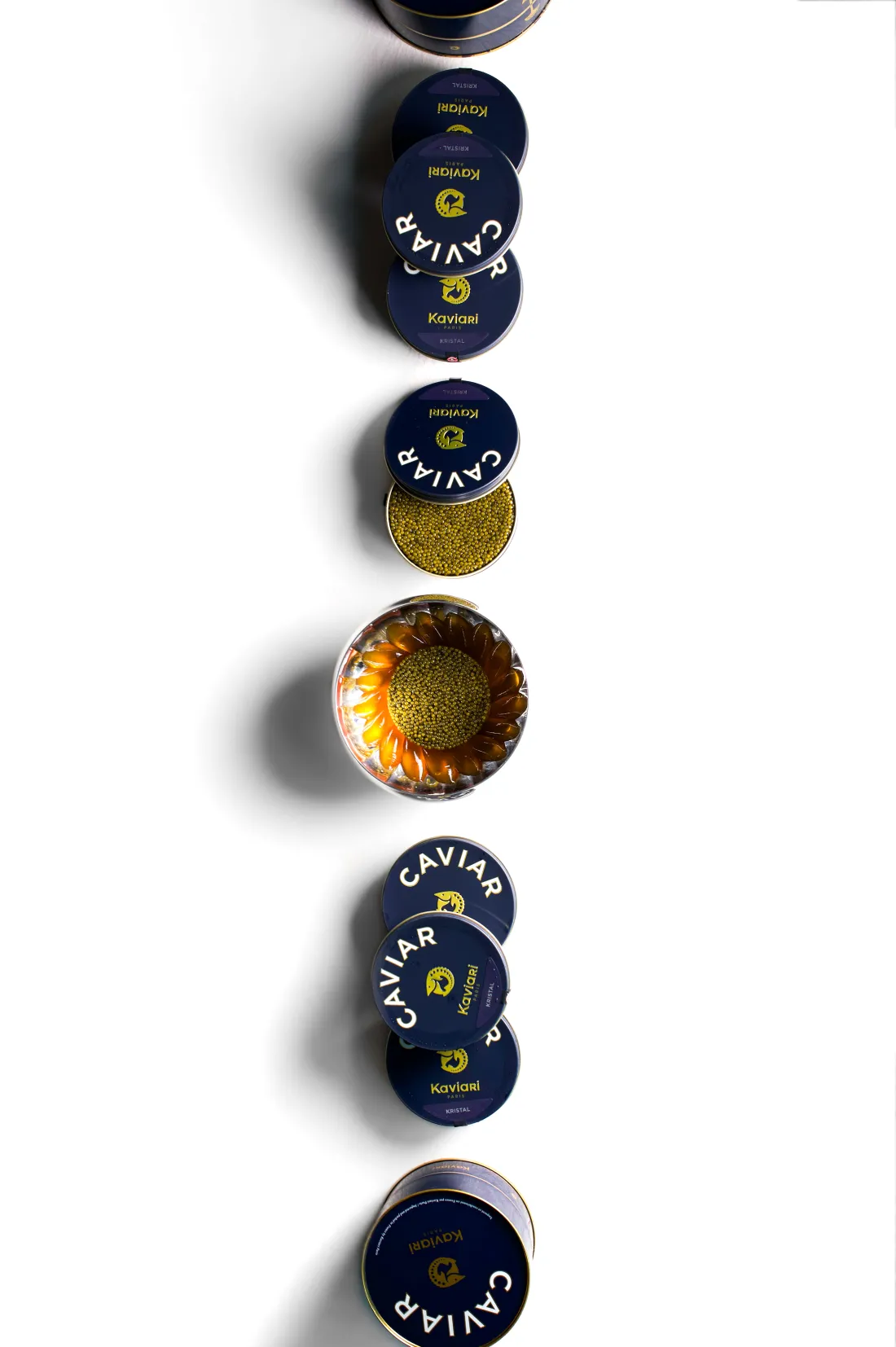 Boîtes de caviar disposées en vue de dessus