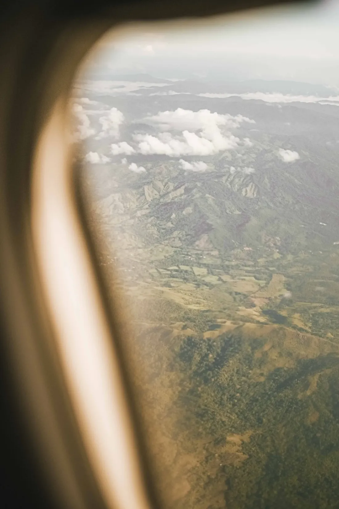 Paysage de montagnes vu depuis un hublot d'avion